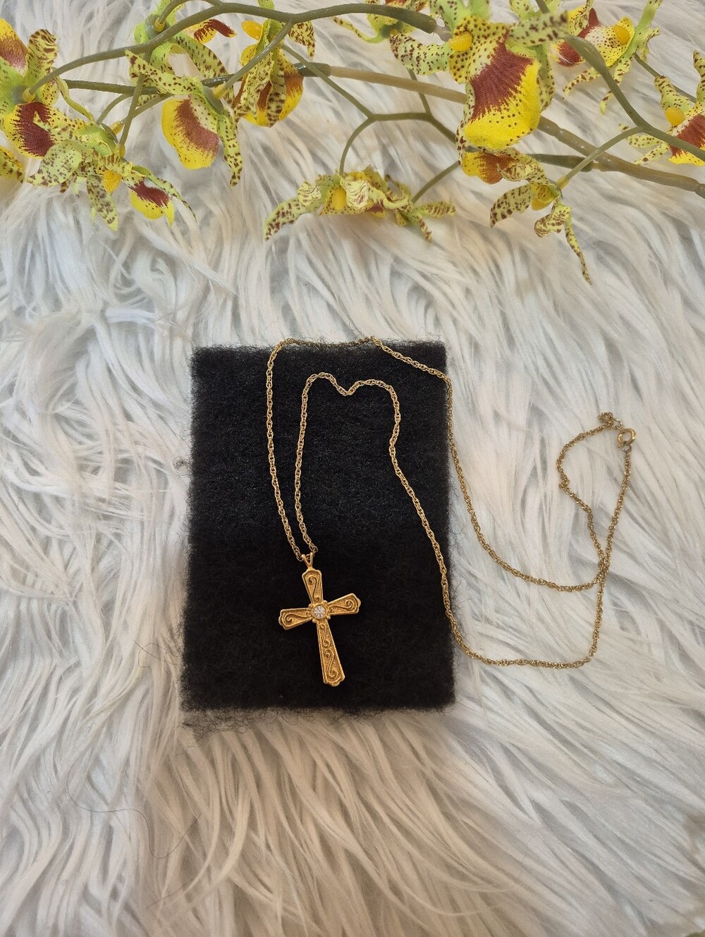 Gold Cross Pendant Necklace - Elegant Women's Jewelry